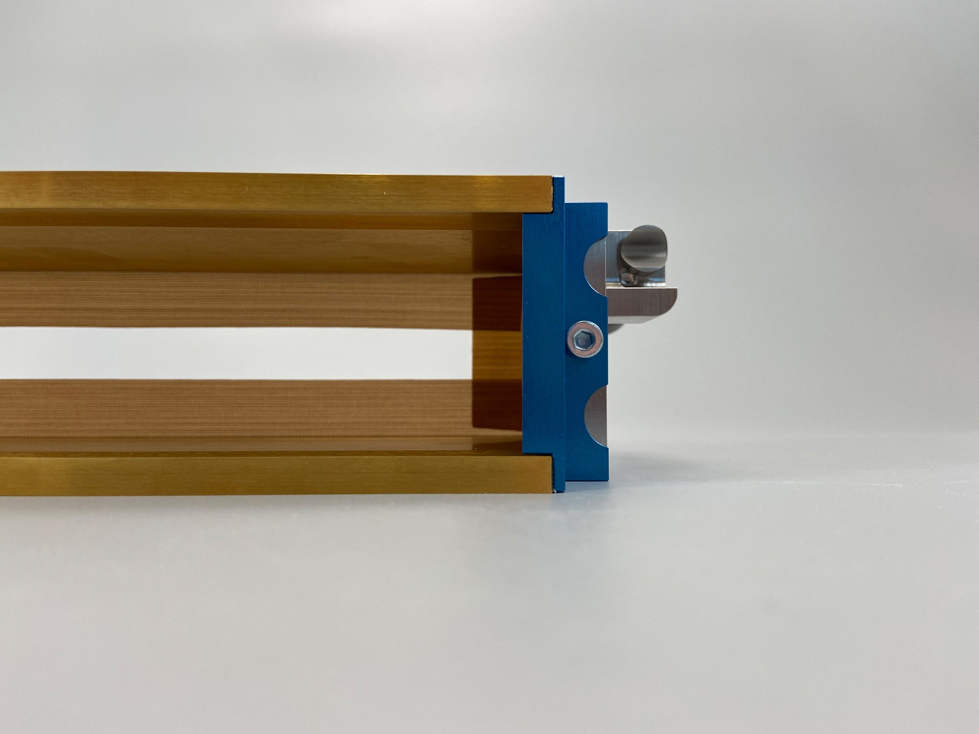 Part of a blade caedridge from the side.